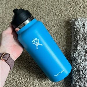 Hydro Flask Sky Blue Bottle with Black Lid